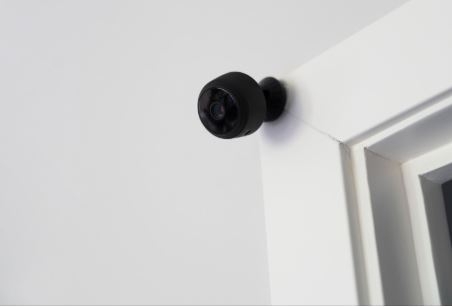 كاميرا مراقبة معلقة في زاوية غرفة تظهر رؤية ليلية واضحة